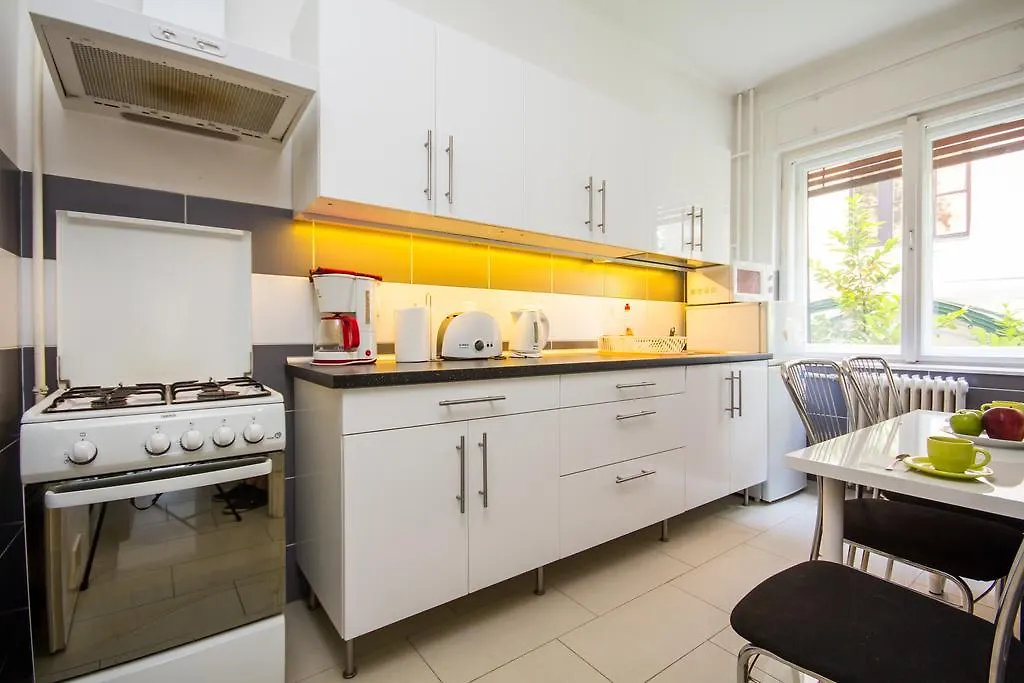 Andrassy Apartment With Inside Parking بودابست